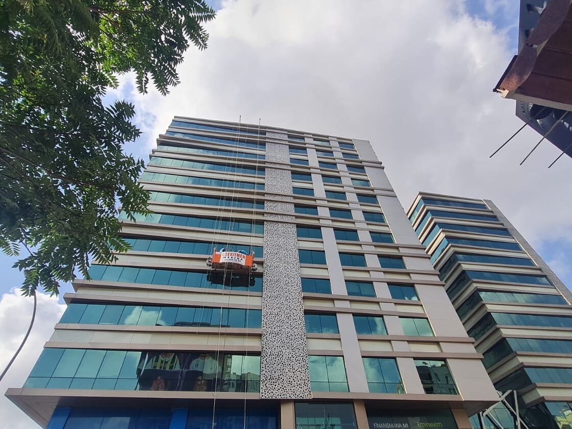 Plaza cephesinde yüksek kat cam ve kompozit temizliği