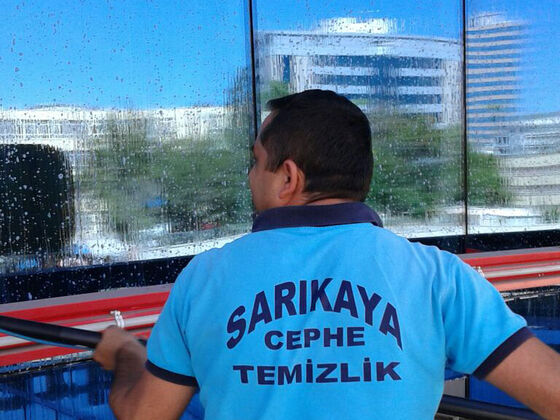Sarıkaya Cephe Temizlik ekibi cam yüzeyi temizlerken