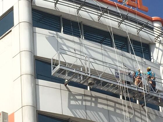 Otel cephesinde platformla cam ve kompozit temizliği