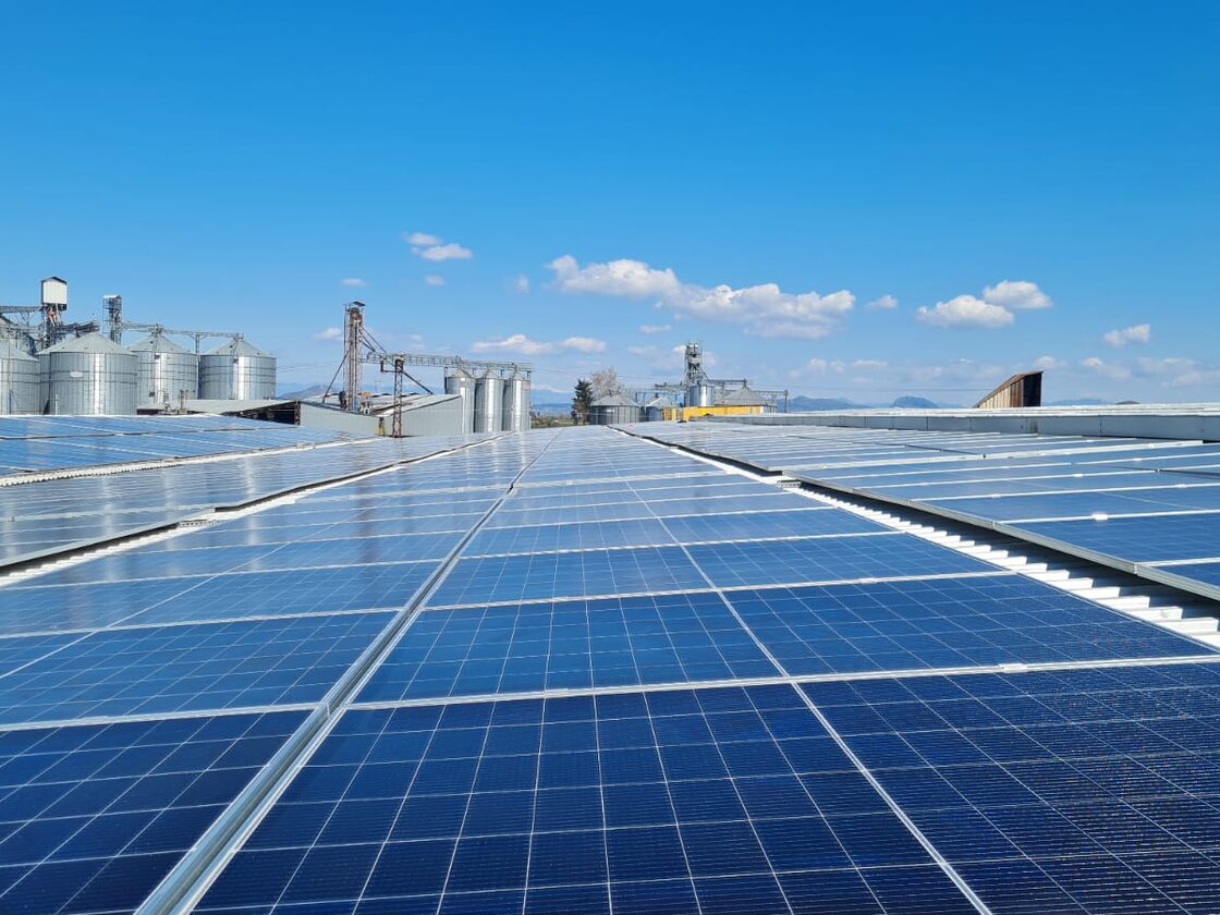 Fabrika çatısındaki güneş enerji santrali