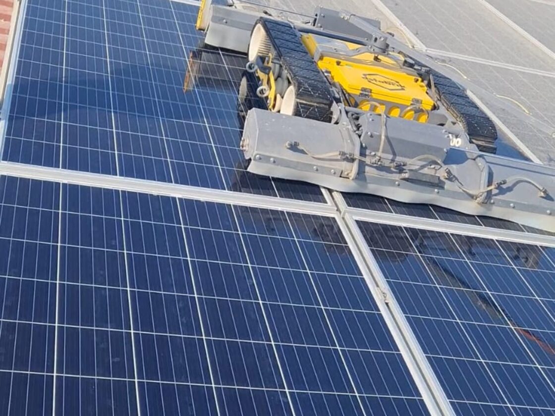 Panel üstünde çalışan robotik temizlik makinesi