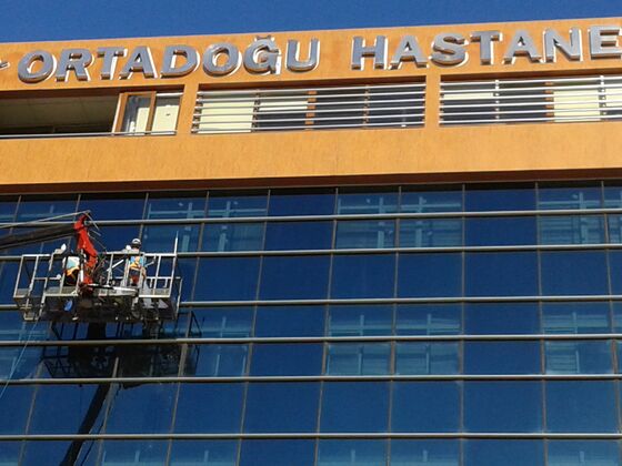 Ortadoğu Hastanesi dış cephe temizliği — sepetli platformla çalışma