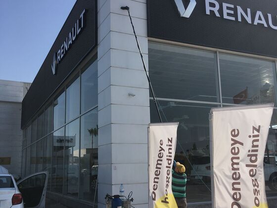 Otomotiv bayisi cam cephe temizliği — yerden sırık yöntemiyle