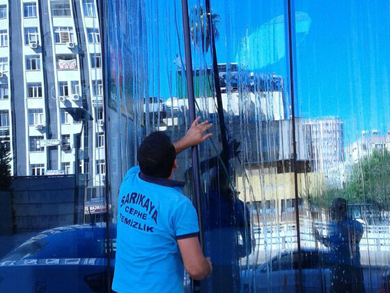 Şirin Park Otel cam temizliği — personel çalışırken